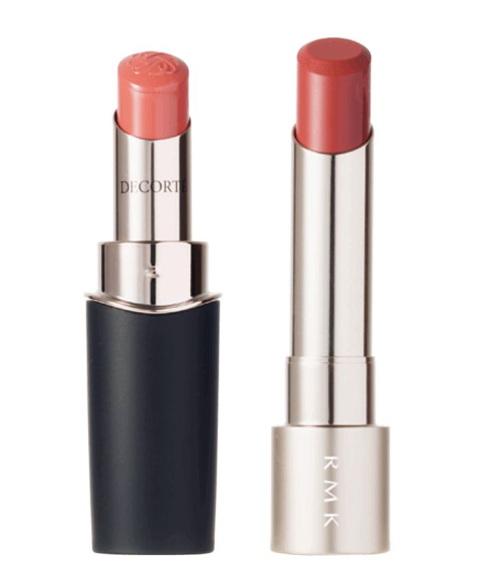 （右）シックでつややかなローズベージュ。薄づきで軽やかなつけ心地。 RMK ベルベットシーン リップカラー 04¥4,400／RMK Division （左）顔立ちを華やかに見せるローズ。うるおい保持成分配合で、唇をみずみずしく保つ。 コスメデコルテ ルージュデコルテ クリームグロウ 14G¥5,500／コスメデコルテ