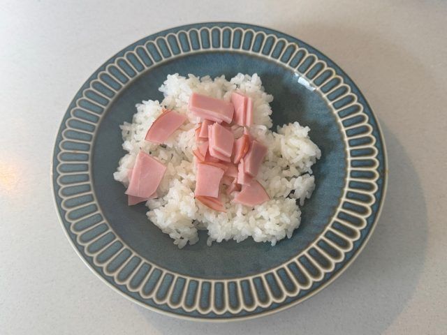 耐熱皿にのせたご飯とハム
