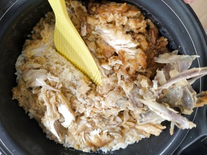 オリジナルチキンの骨をほぐしながら取り除く。