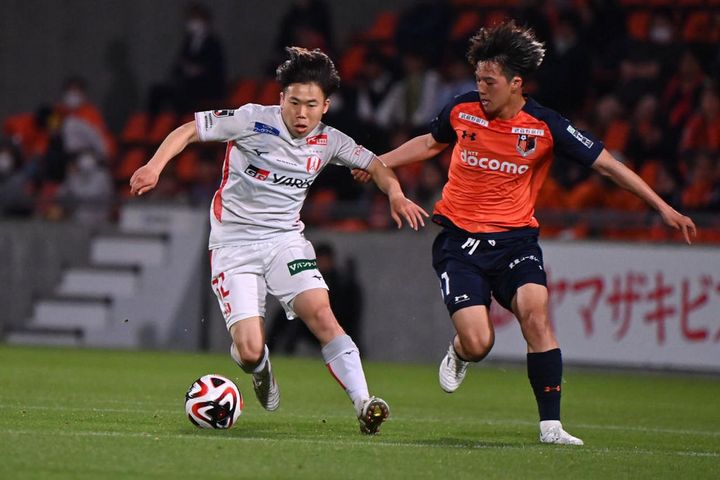 画像: 昨年のルヴァンカップ2回戦大宮アルディージャ戦に出場した鈴木（写真左） (C)Getty Images