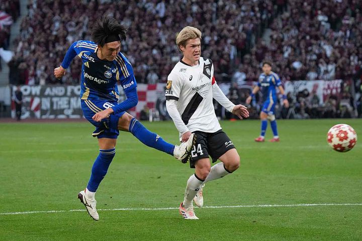画像: 天皇杯決勝のヴィッセル神戸戦にて、シュートを放つ中村 (C)Getty Images