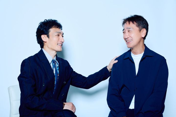 左から草彅剛、三宅喜重監督