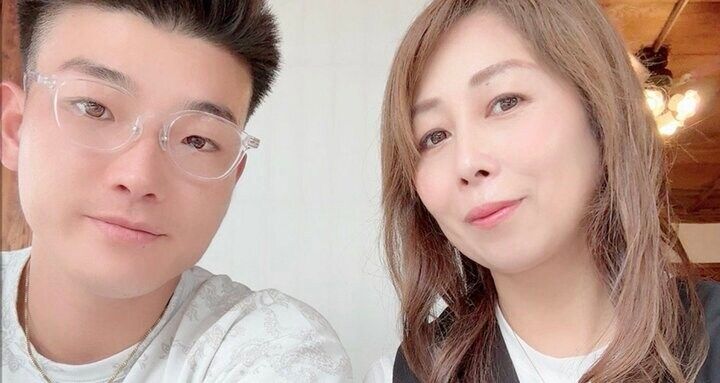 【写真・画像】娘の同級生から4度のプロポーズ…“21歳差夫婦”の54歳美人妻が結婚を決意した理由 1枚目