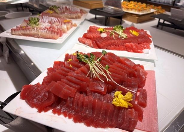夕食のブッフェで大人気の刺身