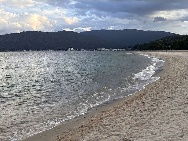 自転車を止めて砂浜へ立ち寄り、記念写真を撮るのもおすすめ。道中には、磯清水や天橋立神社などもある