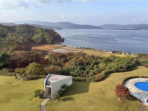 ホテルからは、天橋立と紅葉の絶景コラボレーションを楽しめる(写真奥に水平線と重なる天橋立が見える)