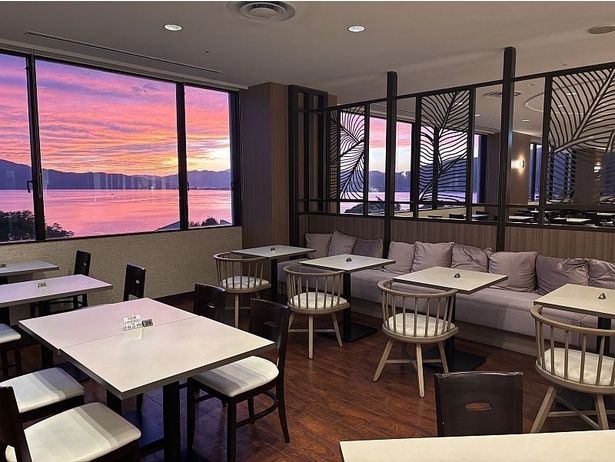 ご当地メニューなどを提供する夕食のブッフェ。ビールやソフトドリンクなどの飲み物もフリーフローで自由に楽しめる