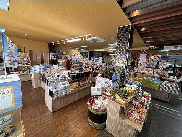 「Ama Terrace」には、かさぼうグッズや丹後・天橋立のお土産・名産品などを豊富に取りそろえた売店もアリ