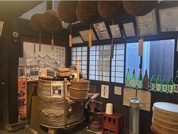 予約すると酒造見学もできる「ハクレイ酒造」。「天保蔵(1832年築の創業蔵)」にあるかつての釜場や仕込蔵など、古い蔵の様子をそのまま残した空間が広がる