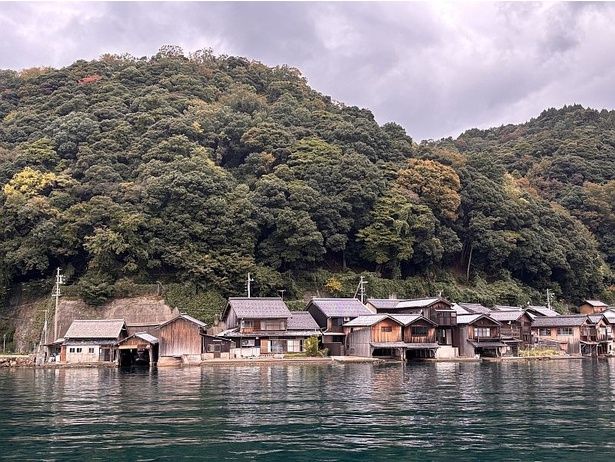 丹後海陸交通路線バスで天橋立駅から約60分かけて伊根エリアへ。1階に船のガレージを設けた舟屋群が海辺ぎりぎりに立ち並んでいる