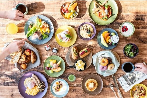 「メルキュール京都宮津リゾート＆スパ」は朝食ブッフェも豪華！発酵バターを使った焼きたてクロワッサンや、エッグベネディクト、特製スムージーなどが用意されており、スパークリングワインもフリーフローで利用できる ※写真はイメージ