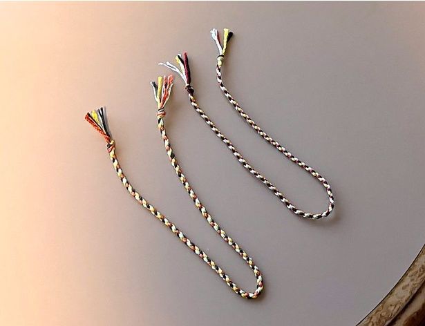 シルク100％のミサンガ作りは“丹後ちりめん発祥の地”ならでは。「健康」「恋愛」など願い事の内容に合わせて糸の色を選ぼう