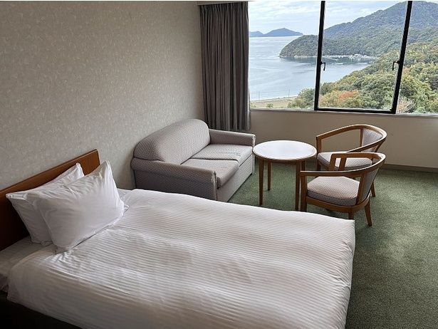 記者が宿泊した客室の窓からの海の眺め