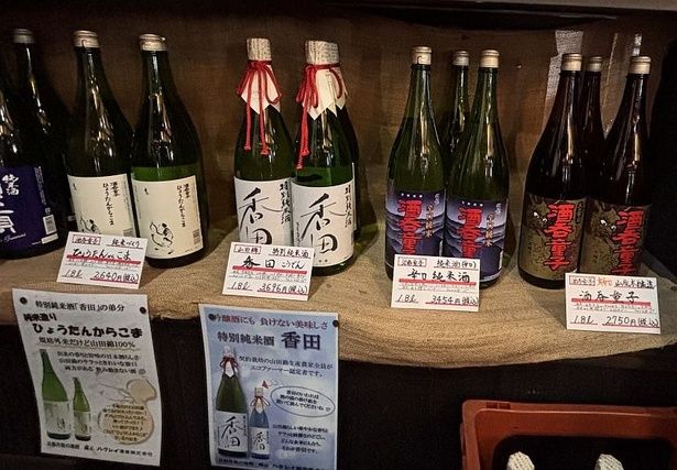 「ハクレイ酒造」店内。大江山連峰に属す丹後富士「由良ヶ岳」中腹に流れ出る不動の滝の湧水「不動山水」を使用したこだわりのお酒が並ぶ。写真のお酒は、ベストセラーシリーズ「酒呑童子」や、京都産のお米「山田錦」100％を使用した「香田」など