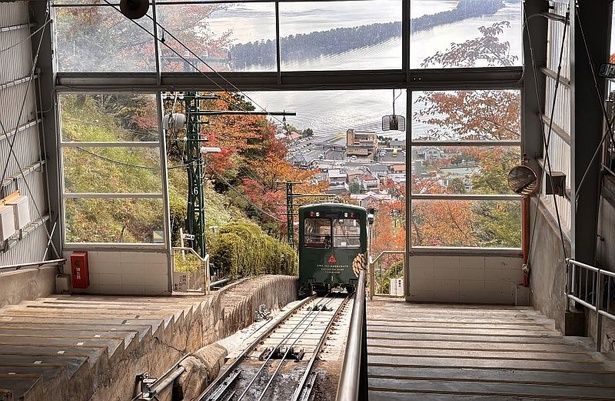 急斜面をコトコト走るケーブルカーで天橋立傘松公園へ