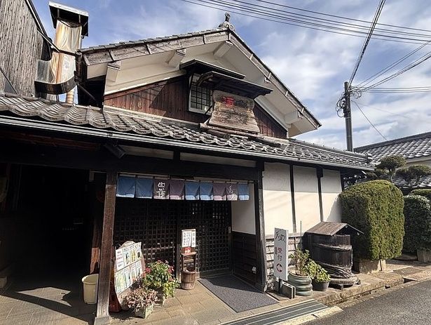 江戸時代から続く歴史ある「ハクレイ酒造」。玄関に緑の杉玉が吊るされると“新酒ができた”というサイン