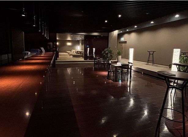 宿泊者が追加料金なしで利用できるラウンジ(時間帯によって提供ドリンクは異なる)