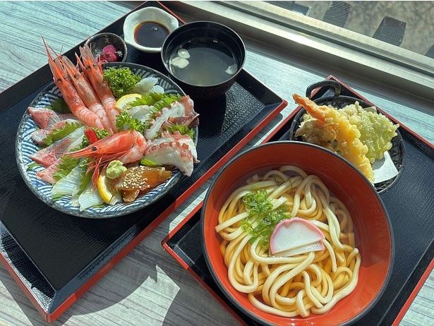 絶景の展望レストラン「Ama Terrace」で“海鮮2倍盛り”のリッチな海鮮丼に舌鼓！カンパチや鯛、スズキの漬けなどがのっている(※季節によって内容は変更される)