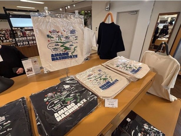 ホテル1階のショップ。かわいいイラスト入りのアイテム「天橋立マップトートバッグ」(1650円)などを発見