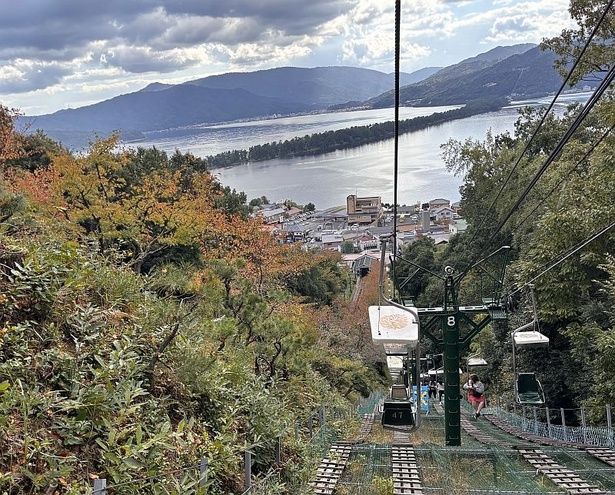 帰りはリフトで！紅葉の中を通過することができ、眼前には天橋立が迫る