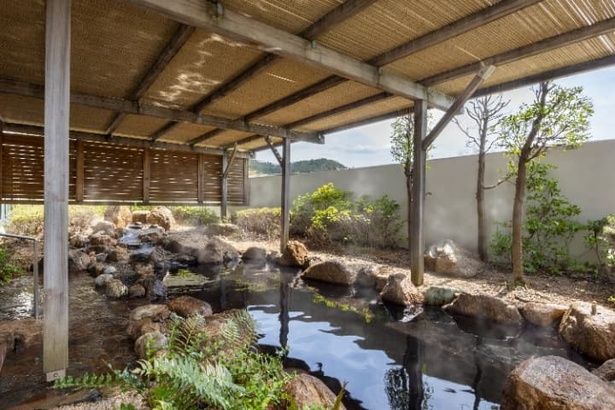 京都にいながら近海の潮風を感じる露天風呂。丹後由良の浜から汲み上げた「宮津の湯らゆら温泉」は、体を芯まで温める