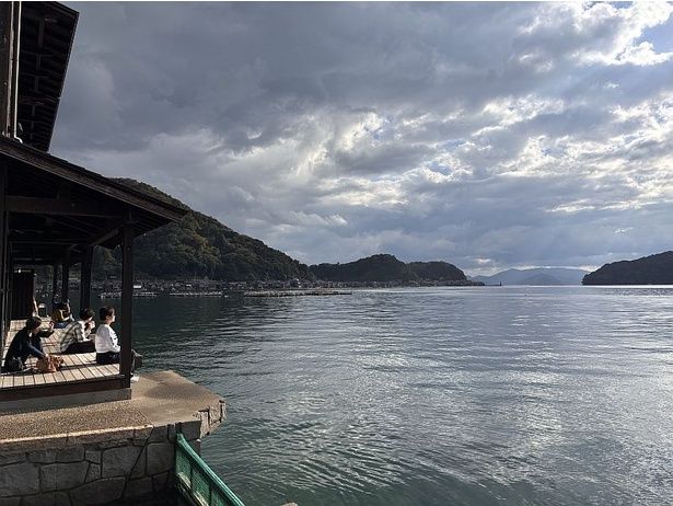 「INE CAFE」のテラスからは伊根湾をゆったりと眺められる。ランチでは「伊根ぶり丼」や、ぶり＆伊根まぐろをのせた「伊根よくばり丼」などを提供中(※季節限定・数量限定)