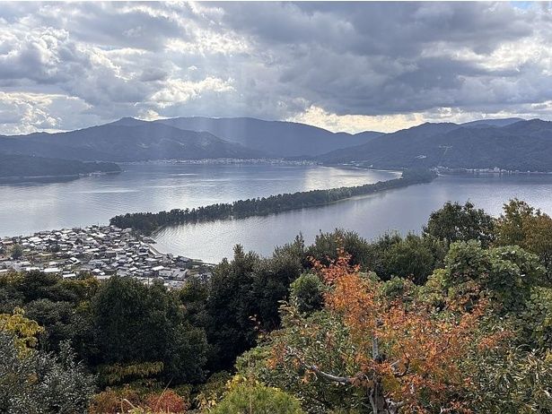 秋が深まるころ、天橋立は周囲の山々が紅葉に染まり、風景が一層華やかになる