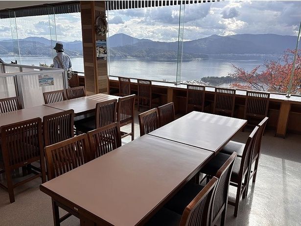 「Ama Terrace」店内の様子。地元の製麵所で作った傘松うどんのセットや地元ポークを使ったみそカツ丼なども提供している