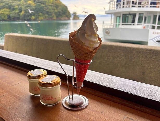 伊根湾巡りができる遊覧船の発着所・日出駅では、濃厚なバニラとオリーブオイルのハーモニーを楽しめる「特製 オリーブオイル ソフトクリーム」や、カップもかわいい「伊根プリン」など、人気のご当地おやつをパクリ