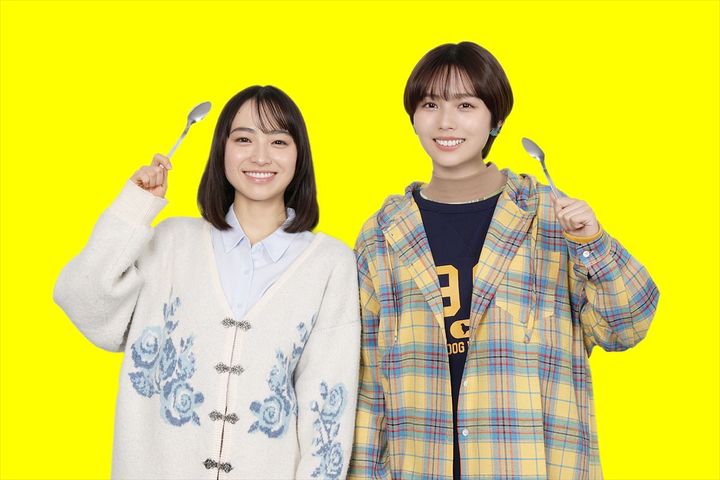 ドラマ『今日もカレーですか？』に出演する（左から）田牧そら、秋田汐梨 （C）「今⽇もカレーですか︖」製作委員会 width=