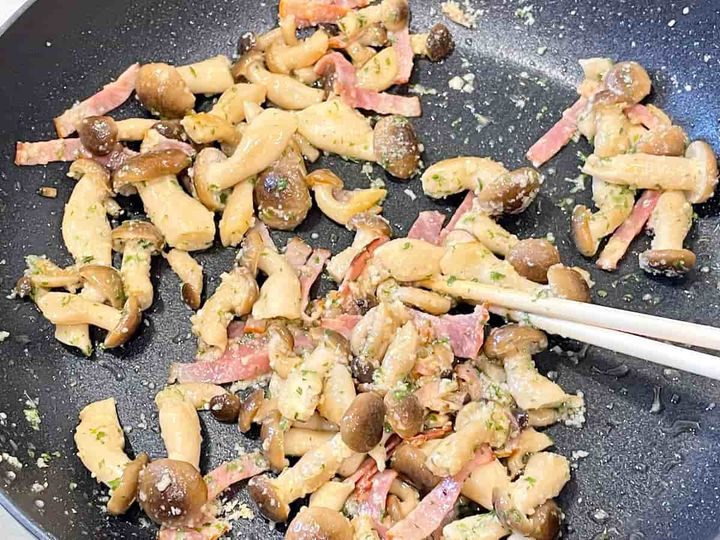 ぶなじめじとベーコンのペペロン