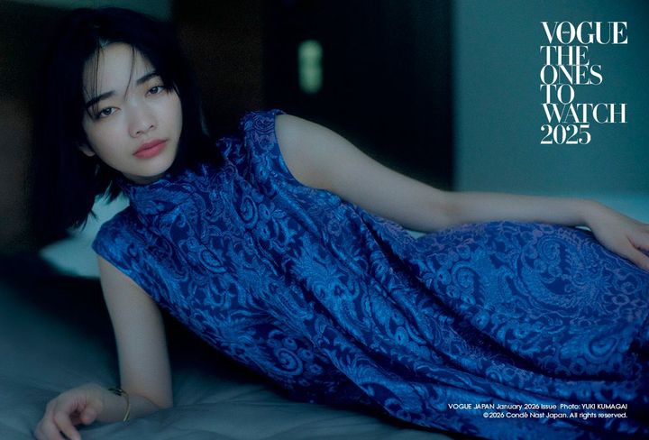 ドレス ￥1,144,000（予定価格） ブレスレット ￥100,100／ともにLOUIS VUITTON（ルイ・ヴィトン クライアントサービス）