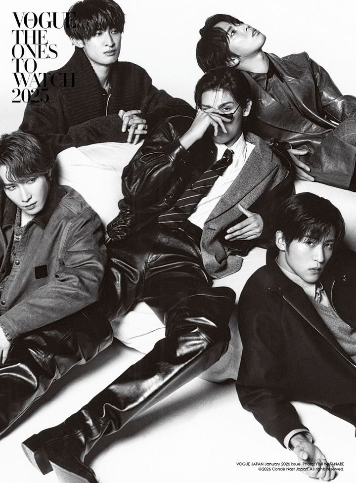 〈左から〉渡辺： セーター ￥214,500 オーバーシャツ ￥411,400 パンツ ￥339,900 シューズ ￥189,200 ピアス ￥42,900／すべてLOEWE（ロエベ ジャパン クライアントサービス） 向井： コート ￥748,000 シャツ 参考商品 パンツ 参考商品 グローブ ￥127,600 ブーツ ￥209,000／すべてBURBERRY（バーバリー・ジャパン） ラウール： シャツ ￥203,500 パンツ ￥852,500 ジャケット ￥532,400 ブルゾン ￥1,089,000 タイ ￥44,000 ベルト ￥149,600 ブーツ ￥698,500 サングラス ￥66,000／すべてSAINT LAURENT（サンローラン クライアント サービス） 宮舘： シャツ ￥91,300 パンツ ￥217,800 ジャケット ￥913,000 ブーツ ￥113,300／すべてEMPORIO ARMANI（ジョルジオ アルマーニ ジャパン） 目黒： シャツ ￥137,500 ベスト ￥236,500 ブルゾン ￥513,700 パンツ ￥124,300 ブーツ 参考商品／すべてFENDI（フェンディ ジャパン） リング人さし指 ￥353,100 リング薬指 ￥1,067,000 ウォッチ ￥491,700／すべてBVLGARI（ブルガリ・ジャパン）