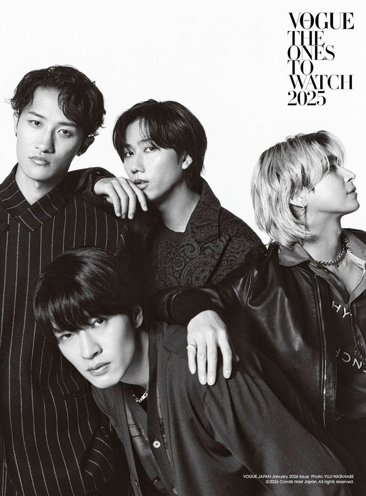 〈左から〉岩本： ジャケット ￥517,000 パンツ ￥201,300 シューズ ￥115,500 ブローチ ￥119,900 ピアス ￥79,200／すべてDOLCE & GABBANA（ドルチェ＆ガッバーナジャパン） 深澤： カーディガン ￥682,000 パンツ ￥204,600 シューズ ￥267,300 ネックレスにしたブレスレット ￥603,900／すべてHERMÈS（エルメスジャポン） 阿部： セーター ￥121,000 パンツ ￥161,700 コート￥693,000 シューズ ￥170,500／すべてETRO（エトロ ジャパン） 佐久間： シャツ ￥245,300 パンツ ￥206,800 ブルゾン￥656,700 ブーツ ￥168,300 ベルト ￥84,700／すべてGIVENCHY BY SARAH BURTON（ジバンシィ ジャパン）