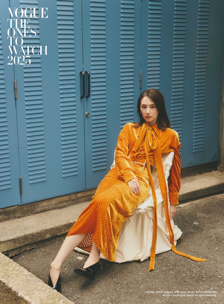 ドレス ￥1,265,000 ベルト ￥363,000 シューズ ￥203,500 ピアス ¥368,500／すべてGUCCI（グッチ クライアントサービス）