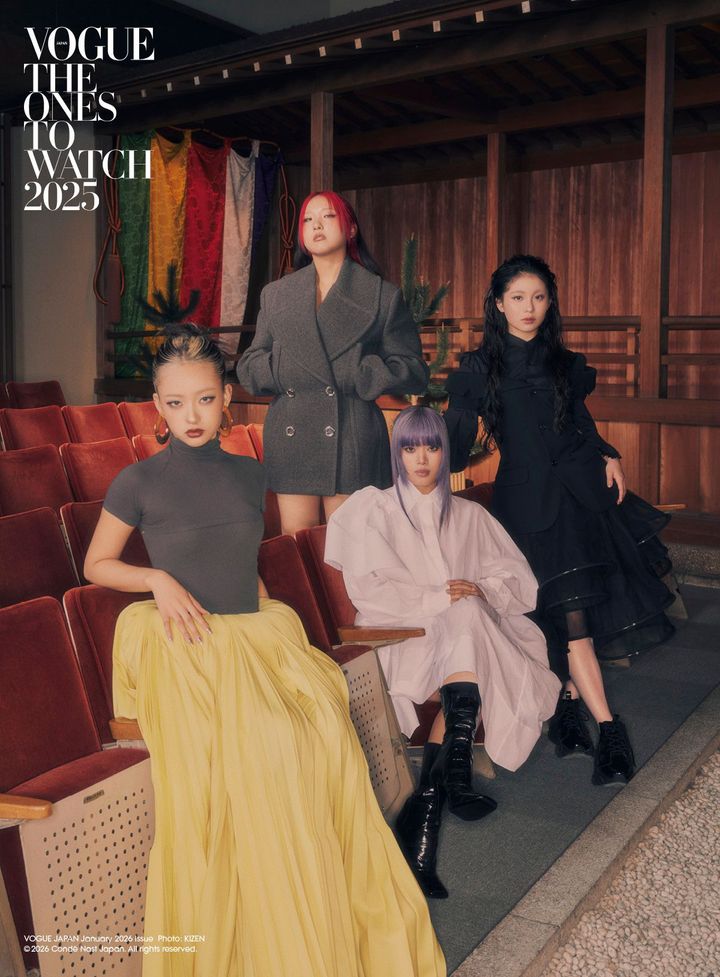 〈左から〉YURI_ トップ ￥275,000 チューブトップ ￥275,000（ともに参考価格） スカート 参考商品 ピアス ￥143,000／すべてALAÏA（リシュモン ジャパン アライア） CHIKA: コート ￥638,000 グローブ ￥198,000（参考価格）／ともにGIVENCHY BY SARAH BURTON（ジバンシィ ジャパン）NAOKO : ドレス ￥660,000 ブーツ ￥244,200（参考価格）／ともにGIVENCHY BY SARAH BURTON（ジバンシィ ジャパン） KOHARU: ベスト ￥107,800 シャツ ￥64,900 スカート ￥129,800／すべてNOIR KEI NINOMIYA シューズ ￥70,400／NOIR KEI NINOMIYA × REEBOK（すべてコム デ ギャルソン）