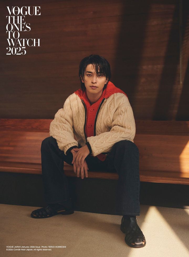 ニットブルゾン ￥860,000（予定価格） デニムパンツ ￥160,000（予定価格） シューズ ￥158,000（予定価格）／すべてDIOR（クリスチャン ディオール）