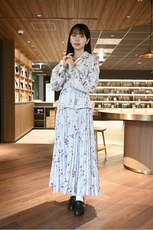 【写真】上品なワンピース姿で撮影に臨んでくれた！