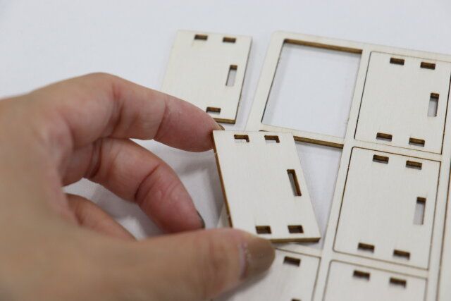 ウッドアドベントカレンダーキット（ハウス型） パーツ取り外し