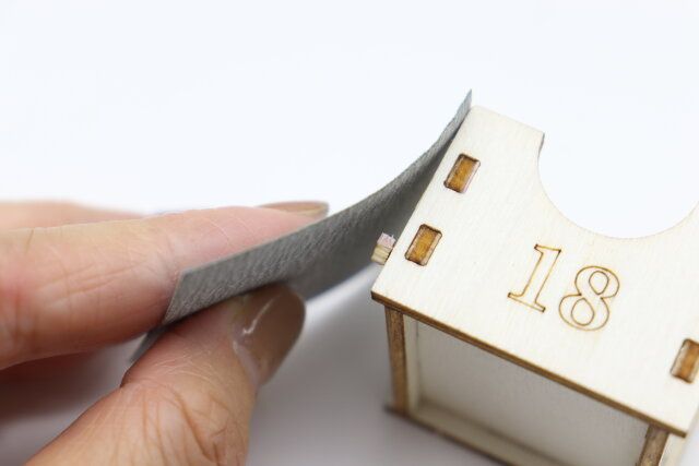 ウッドアドベントカレンダーキット（ハウス型） やすりがけ