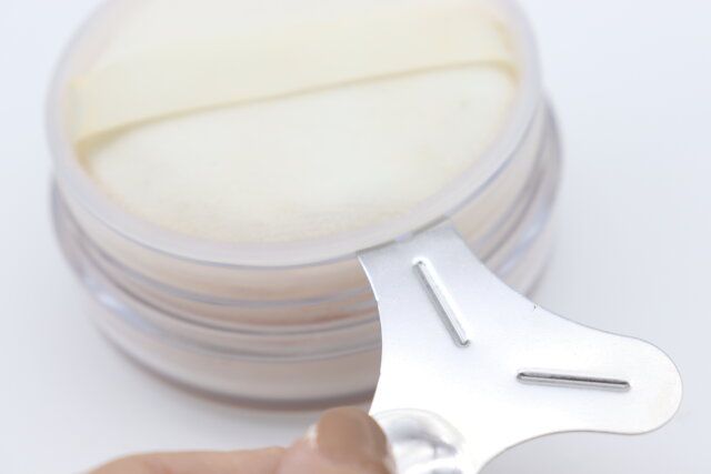 セリアのフェイスパウダー詰め替えツールをフタに挿し込む