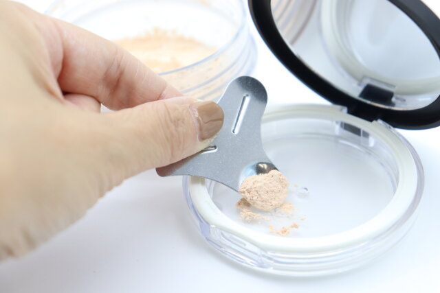 セリアのフェイスパウダー詰め替えツールでコスメを詰め替える