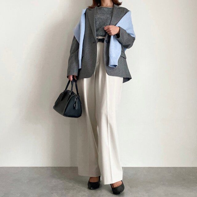ユニクロスムースコットンクルーネックセーターの肩がけコーデ