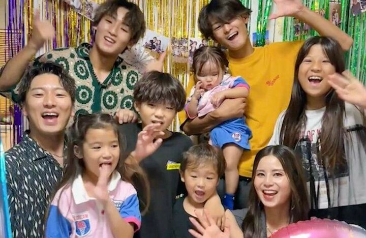 【写真・画像】“4男3女”9人大家族の美人母（38歳）、子ども達の健康を考えた食事に絶賛の声「寮母さんと同じやり方！」 1枚目