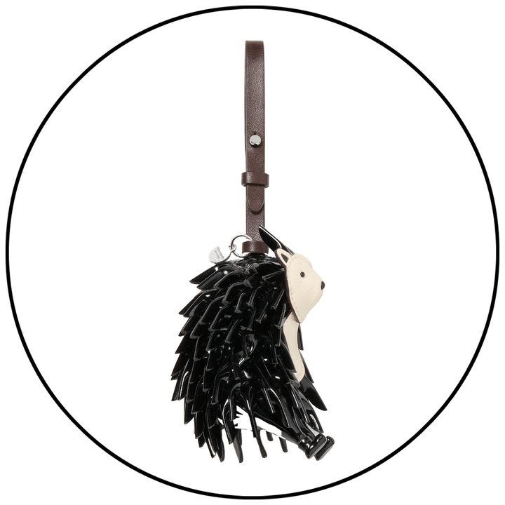 人間関係に変化がある12月。おうし座は着こなしに黒を取り入れるのが◎【星座別ラッキーアイテム占い】