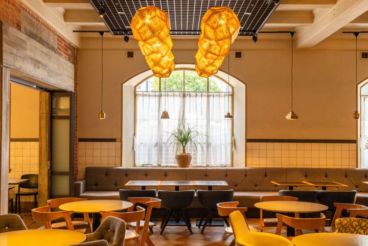 重要文化財に指定された名建築の趣をいかしたレストラン＆バル「中之島ソーシャルイート アウェイク」