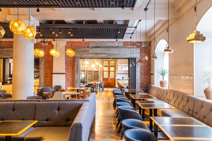 重要文化財に指定された名建築の趣をいかしたレストラン＆バル「中之島ソーシャルイート アウェイク」