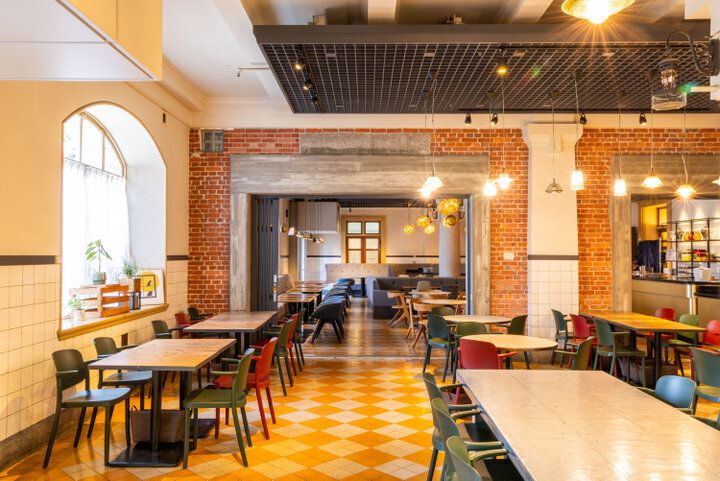 重要文化財に指定された名建築の趣をいかしたレストラン＆バル「中之島ソーシャルイート アウェイク」