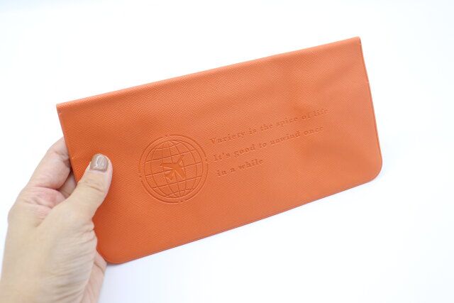 ダイソー パスポートケース（ボタン付） デザイン