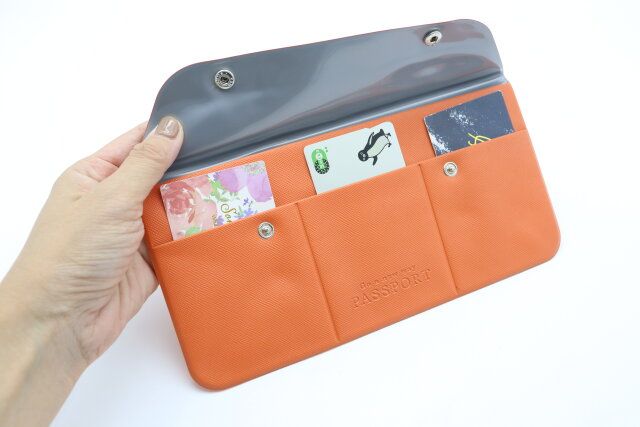 ダイソー パスポートケース（ボタン付） ポケット